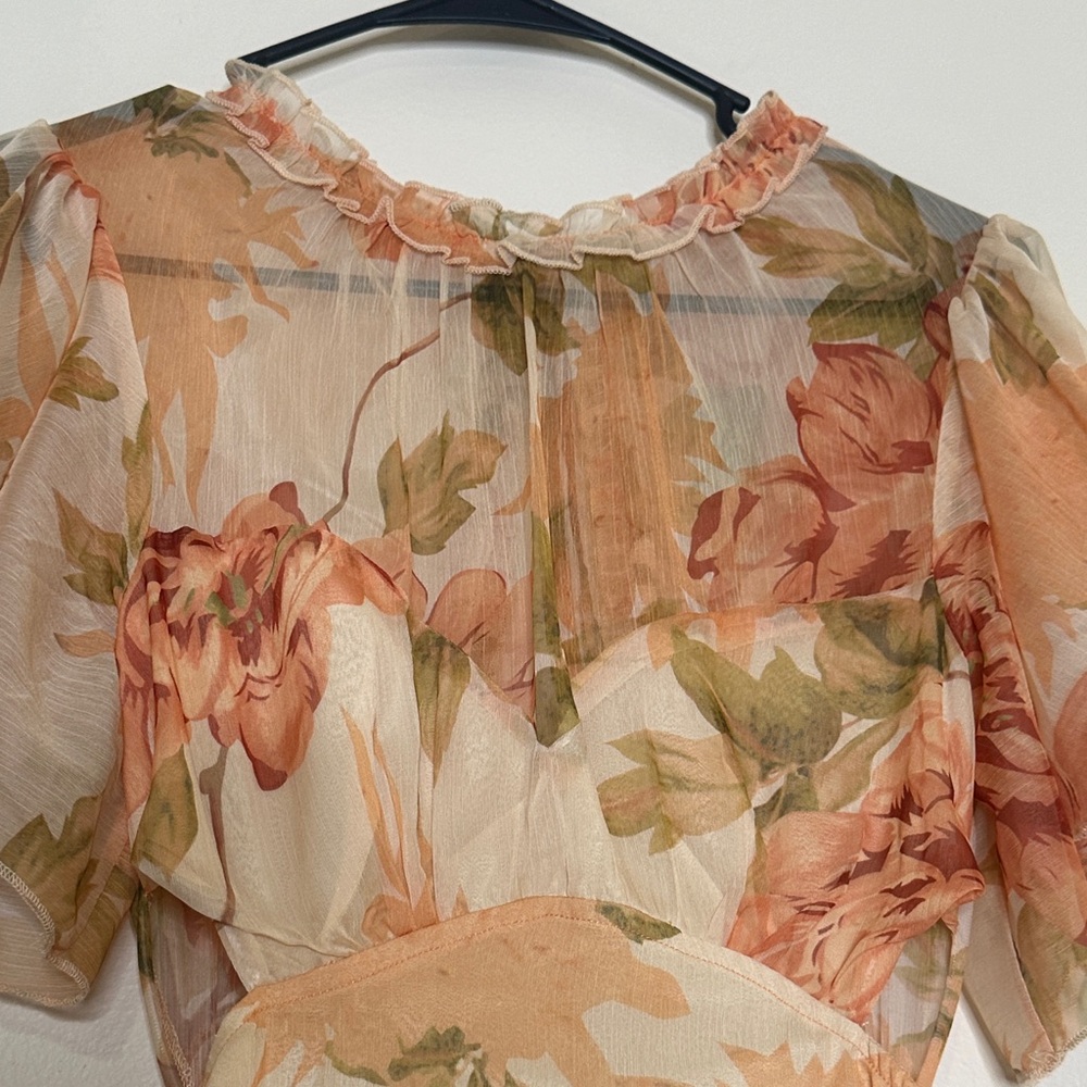 Chic Floral Mini Dress in Peach and Green - Picture 6 of 7